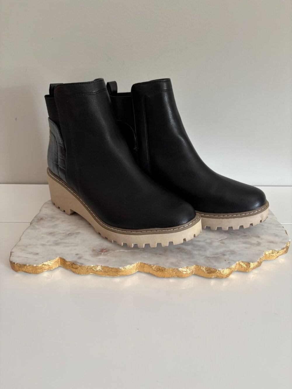 Dolce Vita Rielle Women’s 10 Black Tan Chunky Lug Sole Chelsea Ankle Boots